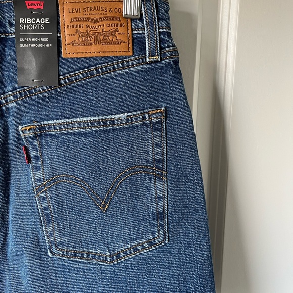 2 for $60 SALE! ⭐️ Levi’s Ribcage short in Jive Outlasted - medium wash - Picture 9 of 9